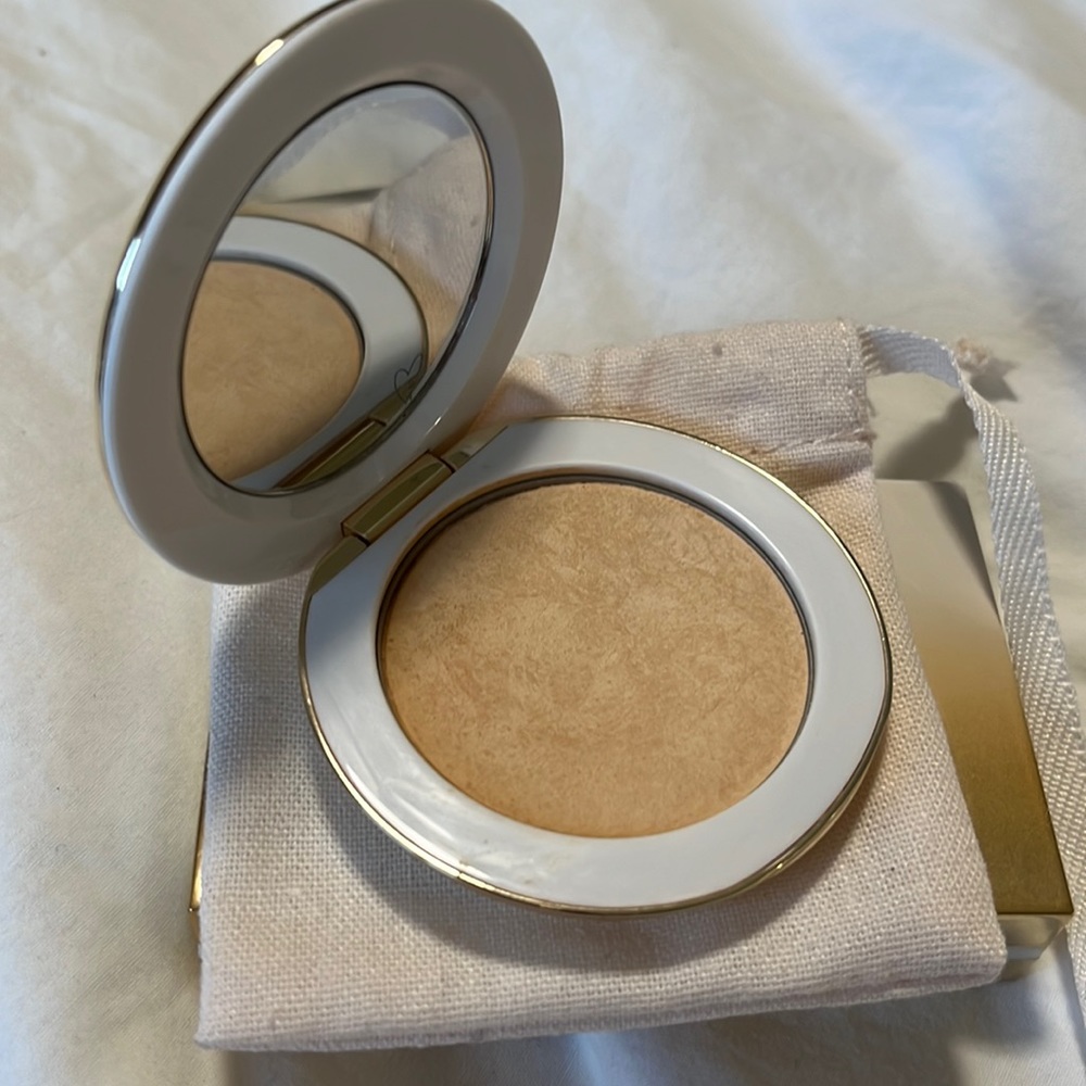 Westman Atelier Vital Pressed Skincare Powder in Creme
